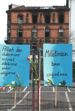 Alman Bakan Böhmer'in Seçim Ofisinin, Yanan Evin Yakınında Olduğu Ortaya Çıktı Alman Bakan Böhmer'in Seçim Ofisinin, Yanan Evin Yakınında Olduğu Ortaya Çıktı