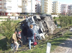 Finike'de Tur Otobüsü Devrildi: 9 Turist Yaralı