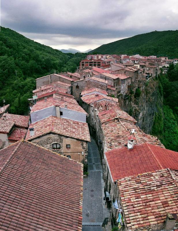 Buralarda Oturmak Heralde Yürek İster