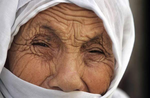 gözyaşıda mı yaşlanır kırışmış yüzlerde... gözyaşıda mı yaşlanır kırışmış yüzlerde...