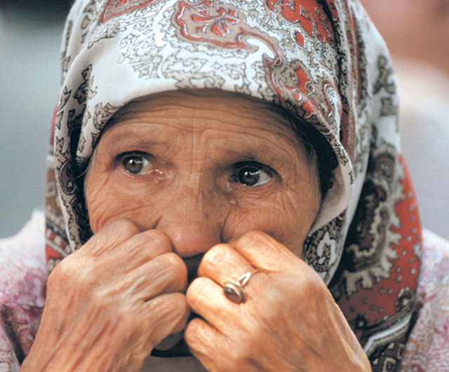 gözyaşıda mı yaşlanır kırışmış yüzlerde... gözyaşıda mı yaşlanır kırışmış yüzlerde...