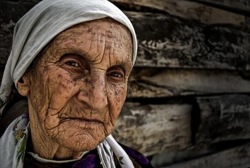 gözyaşıda mı yaşlanır kırışmış yüzlerde... gözyaşıda mı yaşlanır kırışmış yüzlerde...