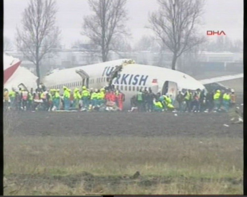 Türk Hava Yollarına ait bir uçak havaalanına inerken yere çakıldı !