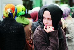 Başörtüsü yasak pantolon serbest Başörtüsü yasak pantolon serbest