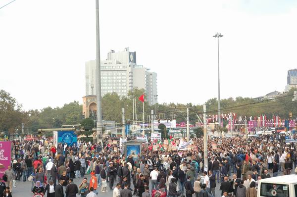Taksim Çınladı: “Mescid-i Aksa Onurumuzdur!” Taksim Çınladı: “Mescid-i Aksa Onurumuzdur!”