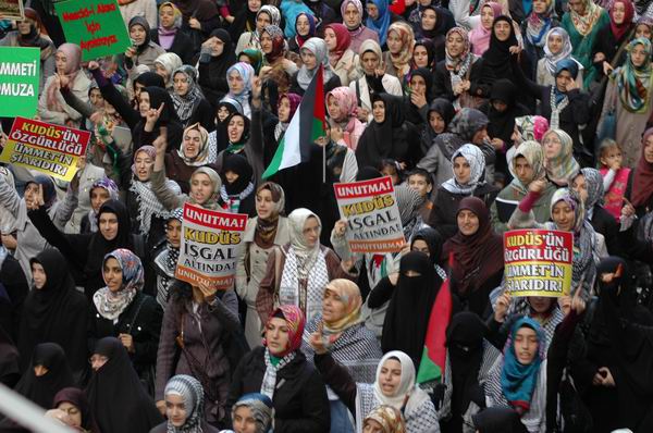 Taksim Çınladı: “Mescid-i Aksa Onurumuzdur!” Taksim Çınladı: “Mescid-i Aksa Onurumuzdur!”
