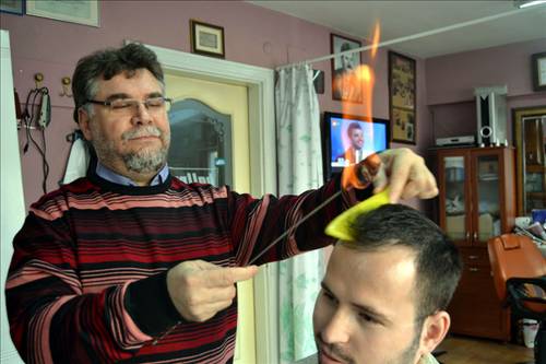 Ünlü Berber (?) baltayla tıraş ediyor