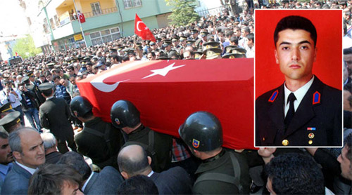 Üşüyen teröriste montunu veren şehit! Üşüyen teröriste montunu veren şehit!