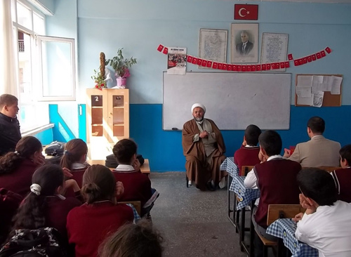 Caferi imam ilkokulda ders anlattı