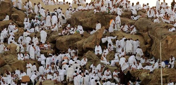 Hacılar Arafat'a çıktı Kabe'nin örtüsü yenilendi