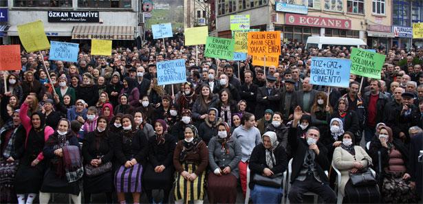 Tonyalılardan çimento fabrikasına inekli tepki Tonyalılardan çimento fabrikasına inekli tepki