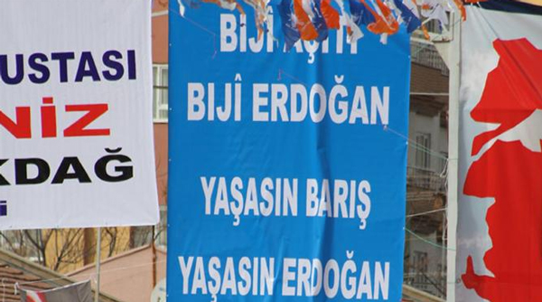 Başbakan'a Kürtçe afişli karşılama Başbakan'a Kürtçe afişli karşılama