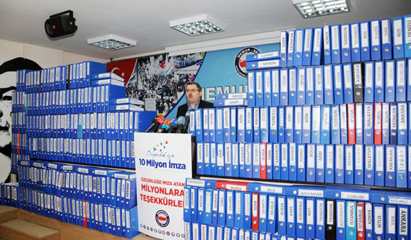 Kamuda başörtüsü için 12 milyon imza toplandı Kamuda başörtüsü için 12 milyon imza toplandı