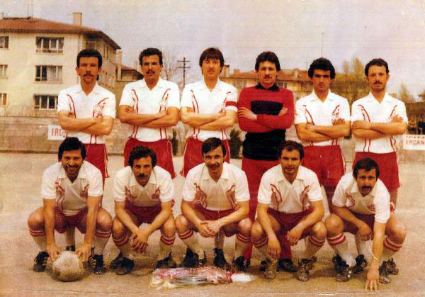Eski futbolcu iki bacağı ile elini sigaraya verdi Eski futbolcu iki bacağı ile elini sigaraya verdi