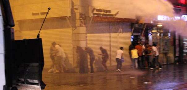 Gezi parkı kapatıldı, polis müdahale etti