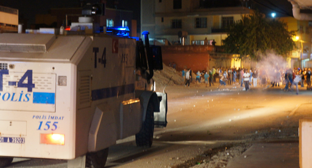 Eylemciler polise taş ve havai fişekle saldırdı