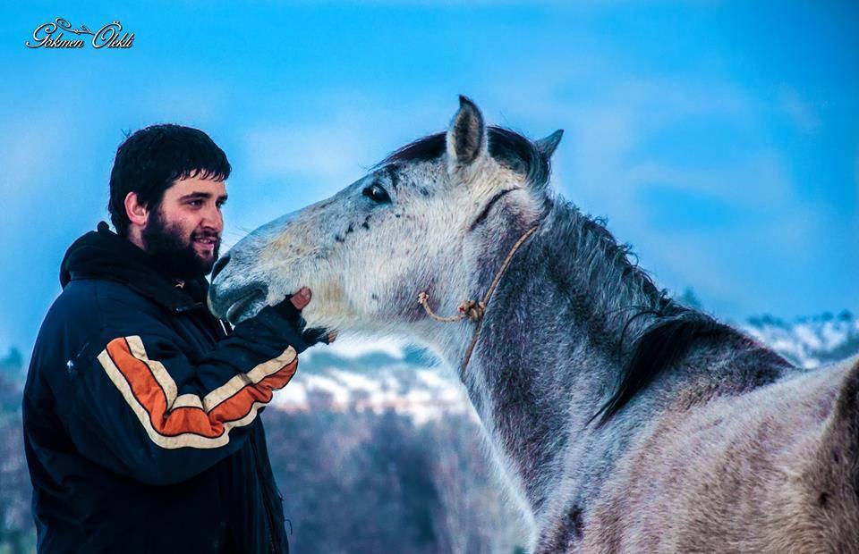 Yalnızlığa Aşina Bir Tarafı Vardı