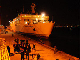 'Ankara' gemisi 1050 yolcu ile döndü 