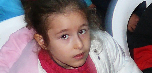 Şarampole uçan ailesini kurtardı