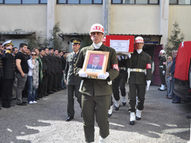 Şehidin cenazesini yakınları aldı 