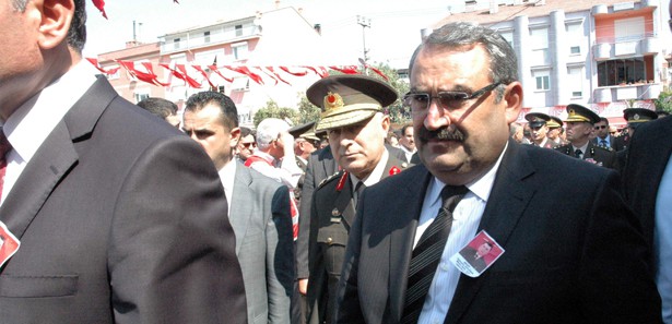 Şehit cenazesinde protokol kirizi
