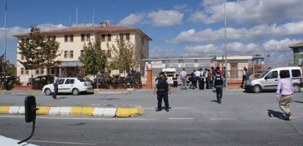 Şehit polis saldırıyı fark edip ateş etmiş!