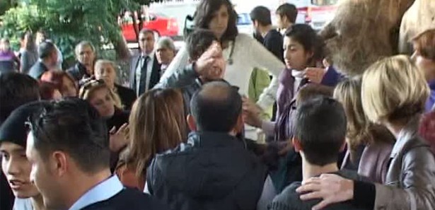 Çekim yapan gazeteciye biber gazı!