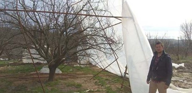 Şiddetli lodos seraları uçurdu
