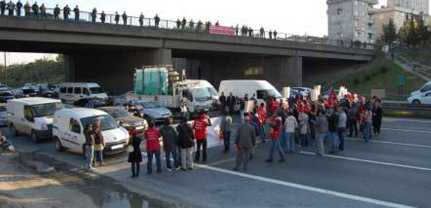 İşçiler TEM otoyolunu trafiğe kapattı 