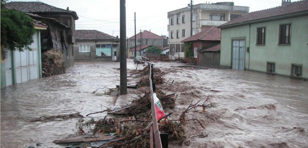 Çin malı yol, otobüsü yuttu 