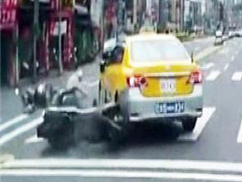 İki motosiklet taksiye böyle çarptı