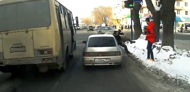 İki sürücünün trafikteki tartışması böyle bitti 