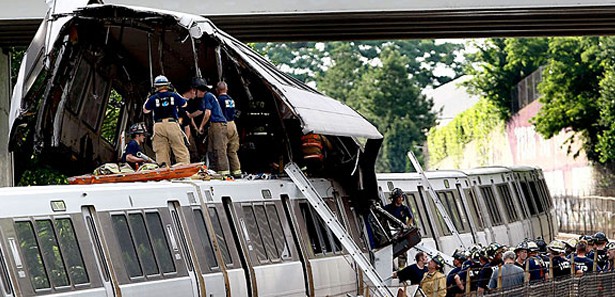 İki yolcu treni çarpıştı, çok sayıda yaralı var 