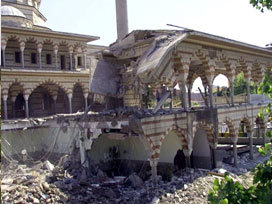 İlahiyat Vakfı Camii´nin yıkımına başlandı