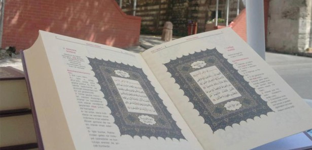 Üniversitelilere Kur'an-ı Kerim hediye ediyorlar 