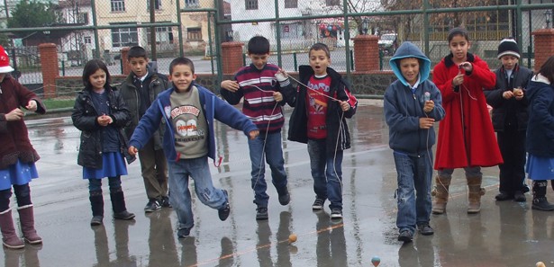 Çocukları bilgisayardan böyle kurtardılar