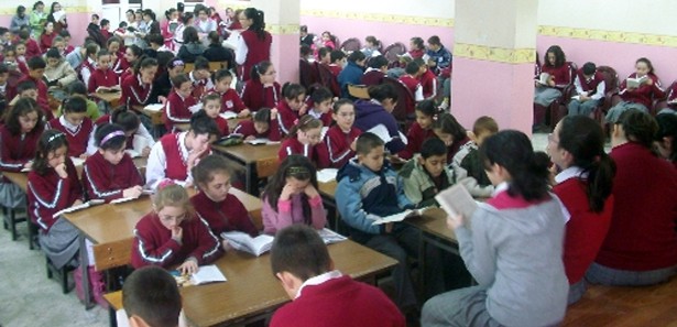 Öğrenciler yıllardır tenefüste kitap okuyor