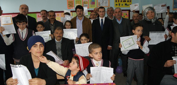 Öğrencilerle birlikte velilere de karne verildi