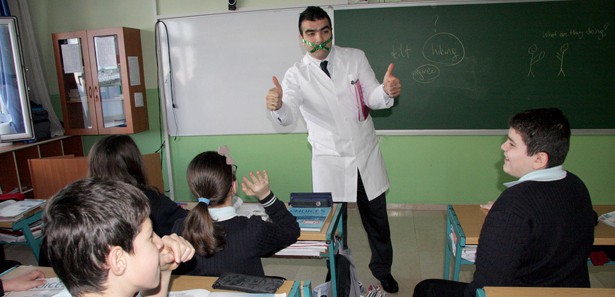 Öğretmen ağzını bantlayıp derse girdi