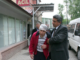Öğretmene önce araçla çarptı, sonra dövdüler