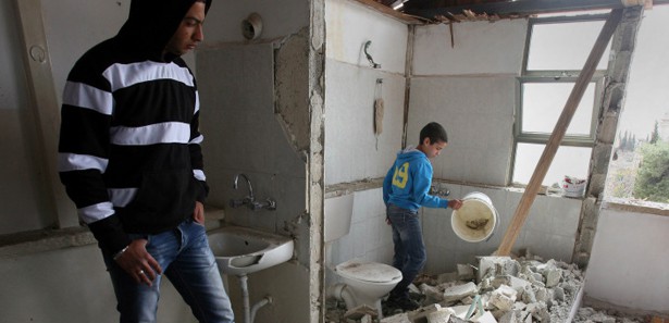 İsrail, Filistinli'ye kendi evini yıktırdı 