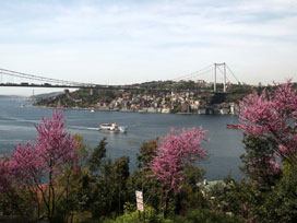 İstanbul Boğazı´nda Erguvanlı günler 