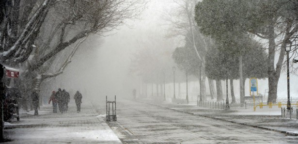 İstanbul'da kar ve tipi sürücüleri zorluyor 