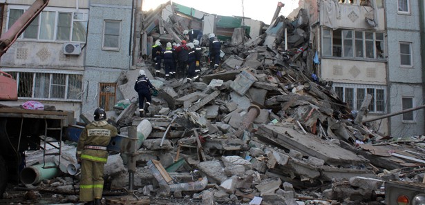 İtalya'da 2 bina çöktü: 2 ölü