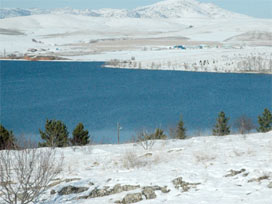 Çuğun Baraj Gölü buz tutttu 