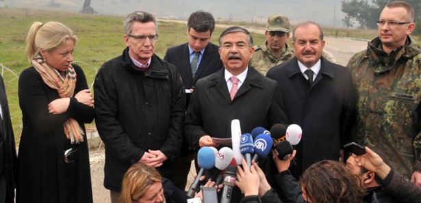 Üşüyen kadın bakana ceketini verdi
