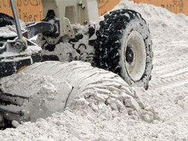 Üzerine çığ düşen greyder operatörü yaralandı