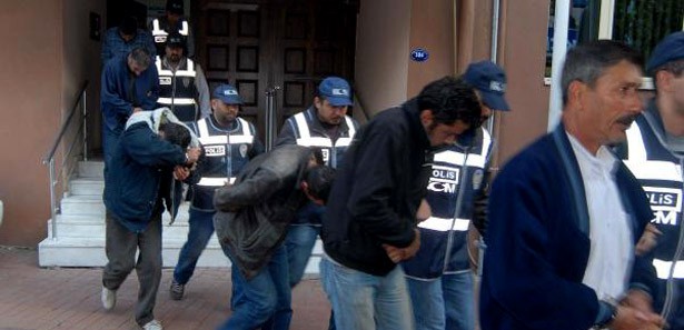 İzmir'de 7 insan tacirine tutuklama 