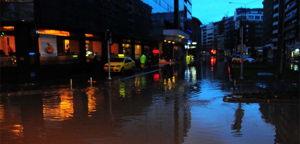 İzmir'de sağanak yağış zor anlar yaşattı 