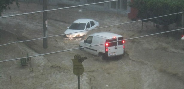 İzmir'de tsunamiyi aratmayan görüntüler